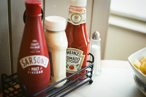 テーブルの上にケチャップのボトルが数本置かれている
